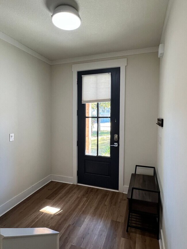 Building Photo - Gorgeous Pensacola Home