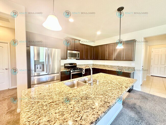 Building Photo - 3 Bedroom 2 Bathroom with Garage covered patio and beautiful yard!