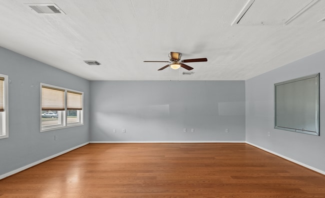 Building Photo - Great 3 Bedroom close to the Beach!