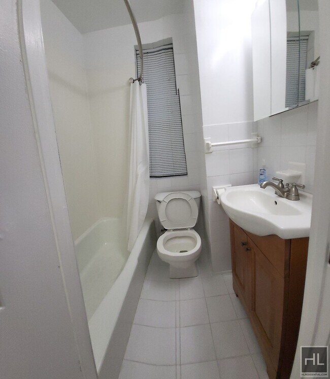 Foto del edificio - 214 EAST 82 STREET