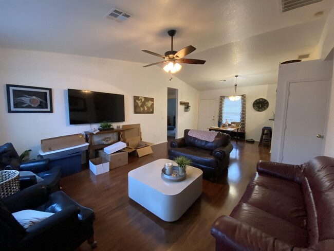 Foto del edificio - 421 Dayflower Ln