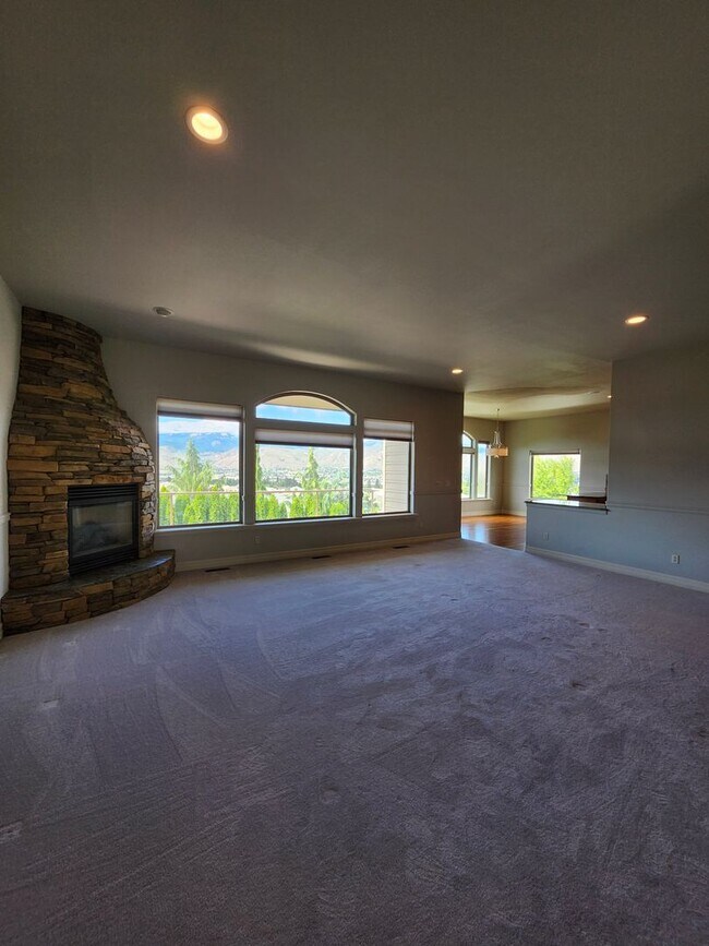 Foto del edificio - 718 Briarwood Dr