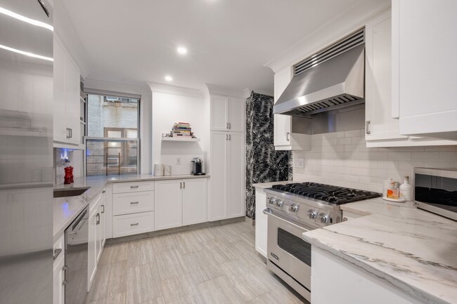 Building Photo - 220 W 93rd St