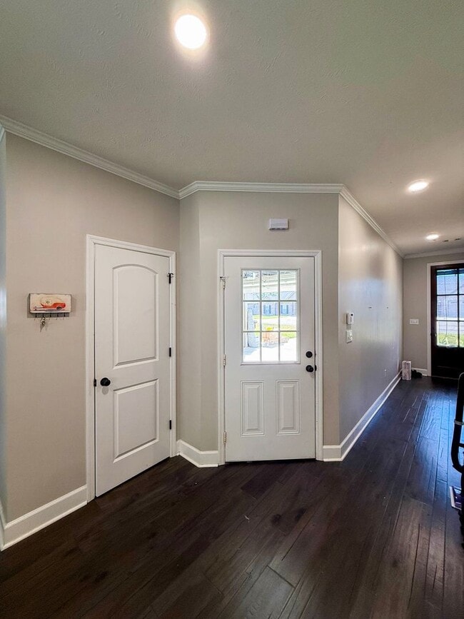 Building Photo - Beautifully Designed Home with Luxury Feat...