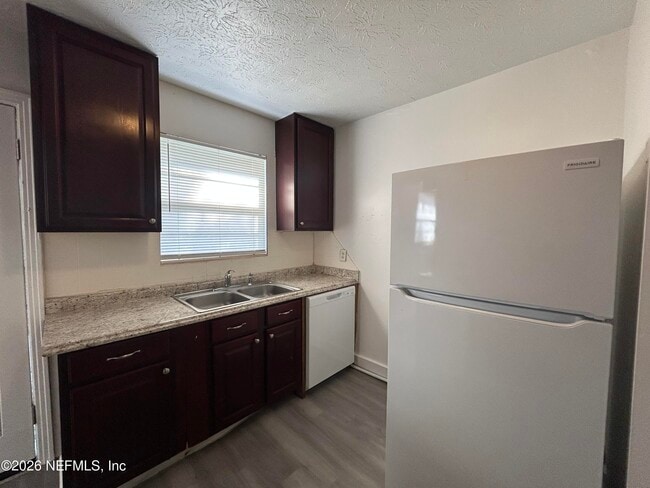 Foto del edificio - 10610 Lone Star Rd