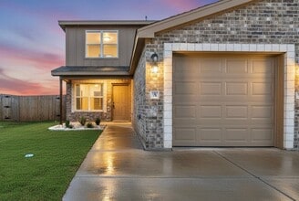 Building Photo - 3319 A Stonewall Dr