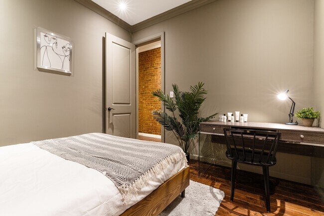Building Photo - ROOM ONLY in 4-bed/2.0-bath Home
