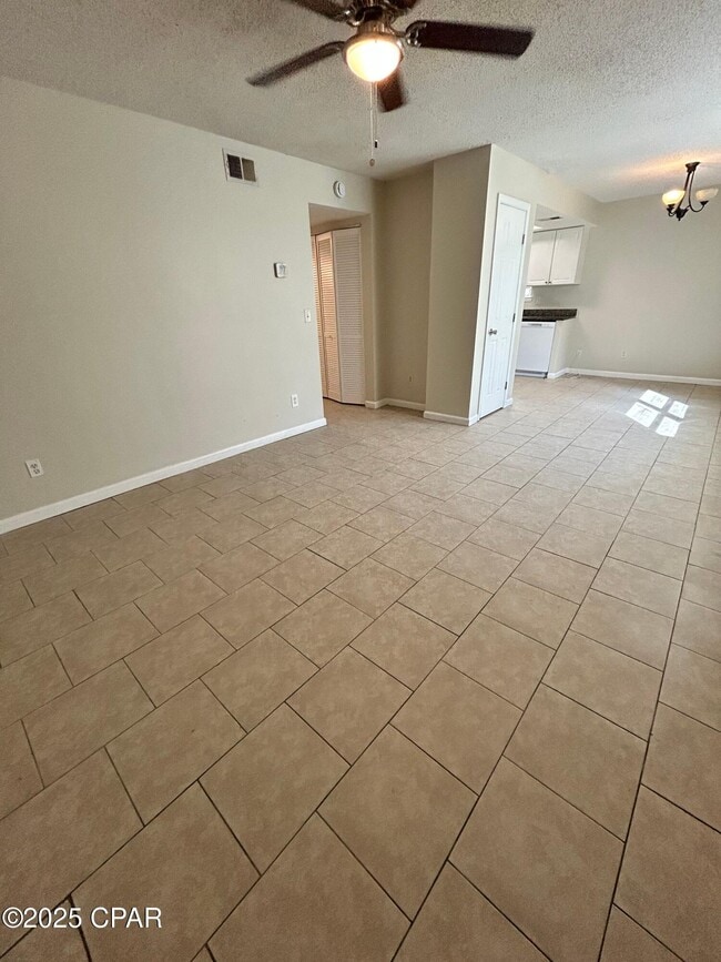 Foto del edificio - 3914 E 11th St