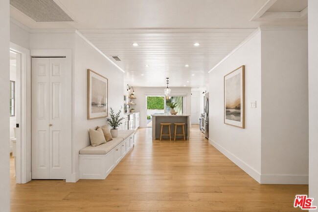 Foto del edificio - 6647 W 82nd St