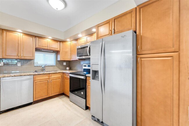 Foto del edificio - 9811 N Hollybrook Lake Dr