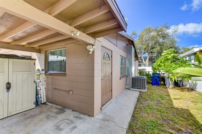Entrada, unidad de aire acondicionado con menos de 5 años de antigüedad. - 5318 17th St W