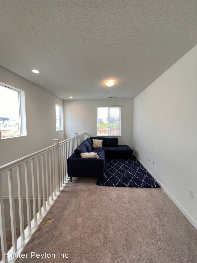 Foto del edificio - 4 br, 3.5 bath House - 16496 Hilgard Dr.