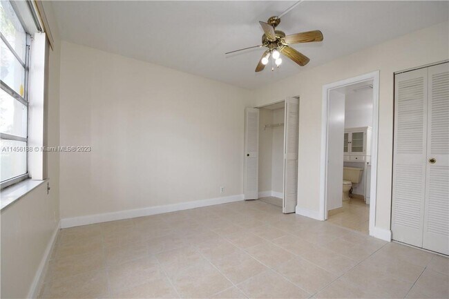 Building Photo - 10124 Twin Lakes Dr