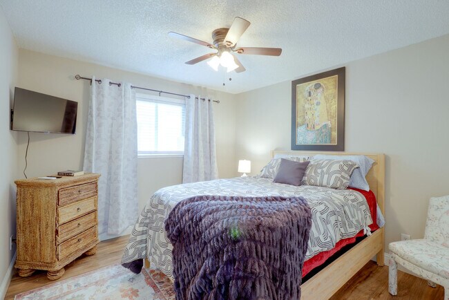 Building Photo - 4931 Catalina Dr