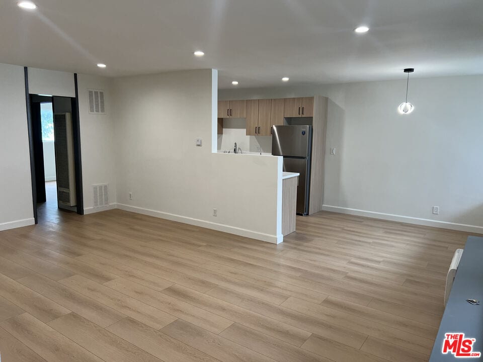 Primary Photo - 1253 Hayworth Ave