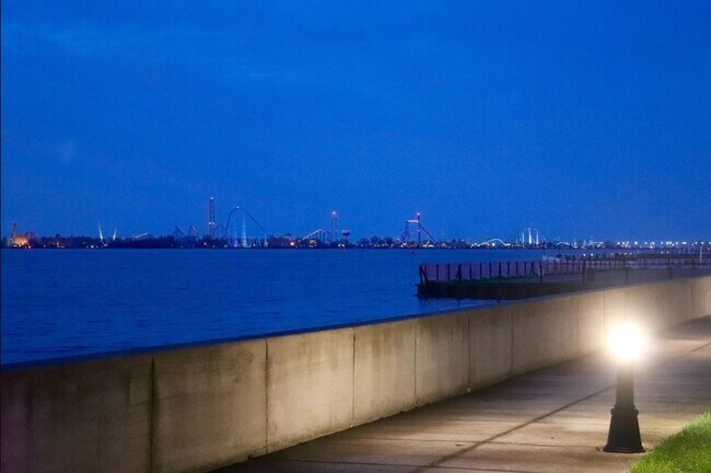 Foto del edificio - 401 W Shoreline Dr