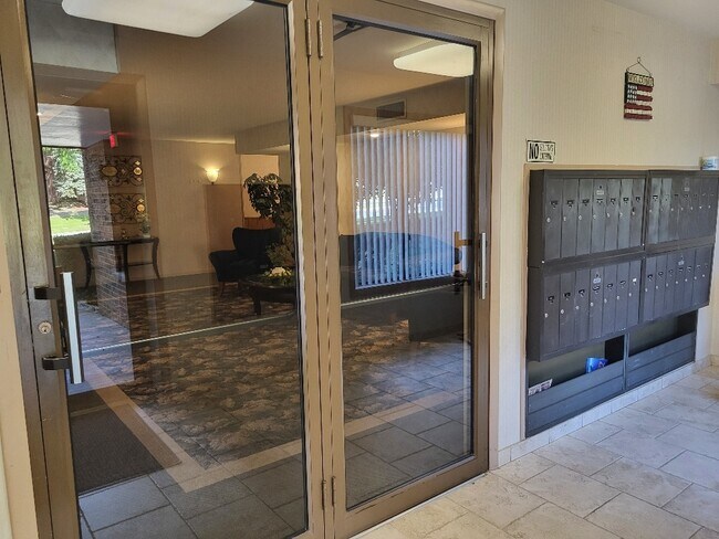 Foto del edificio - 7510 Farmingdale Dr