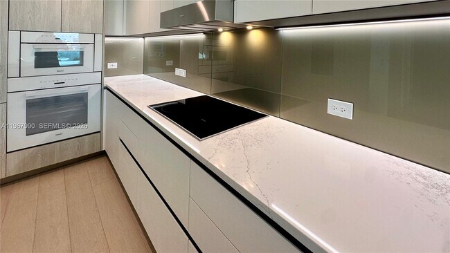 Foto del edificio - 9201 E Bay Harbor Dr