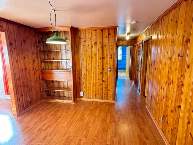Building Photo - North Nashville retro home with large lot!