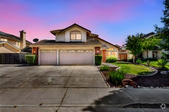 Building Photo - 4820 Ridgeview Dr