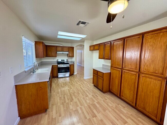 Foto del edificio - Spacious 3BD/2BA Home with 2-Car Garage in Desirable Antelope