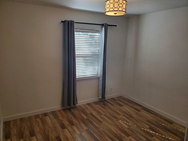 Foto del edificio - Spacious 3 BR/2 BR Family Home