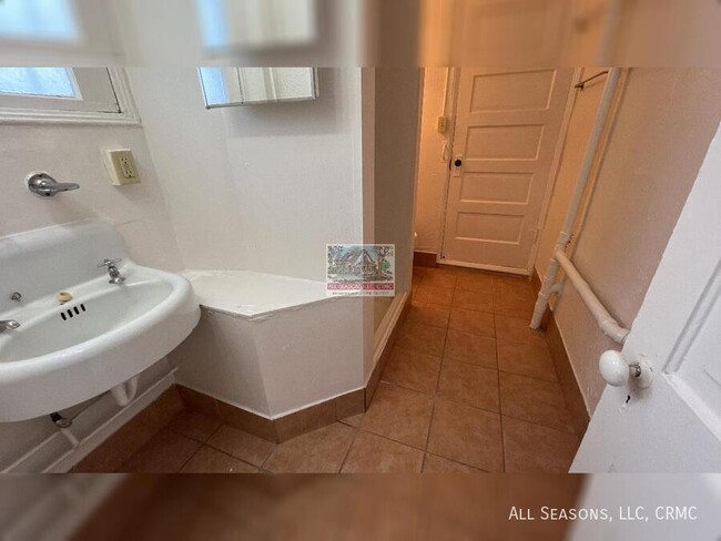 Building Photo - 908 1/2 W Cucharras St-