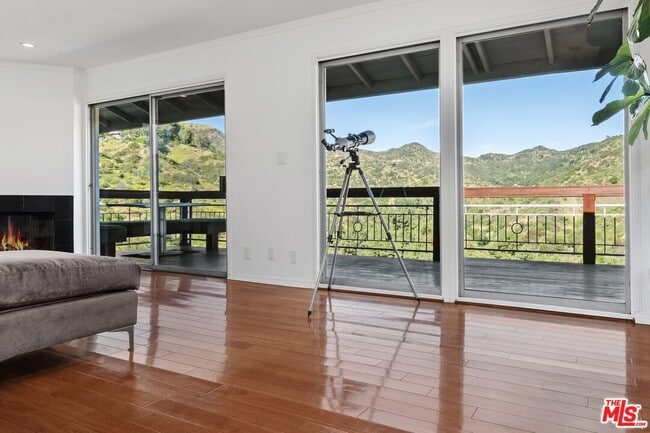 Building Photo - 2843 Lambert Dr