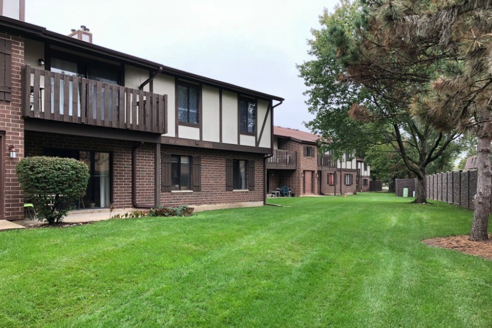 Balcony overlooking the backyard - 219 Uteg St