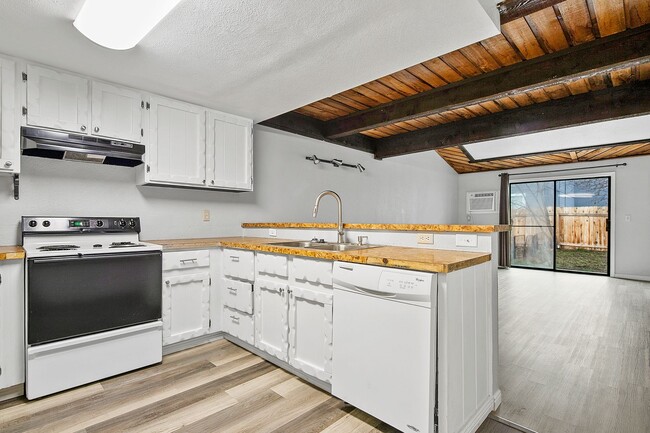 Building Photo - 2bed, 1.5 bath Duplex with Garage & Fenced Yard!