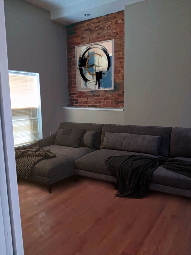 Building Photo - Recently Renovated 3 Bed 1.5 Bath Ready To...