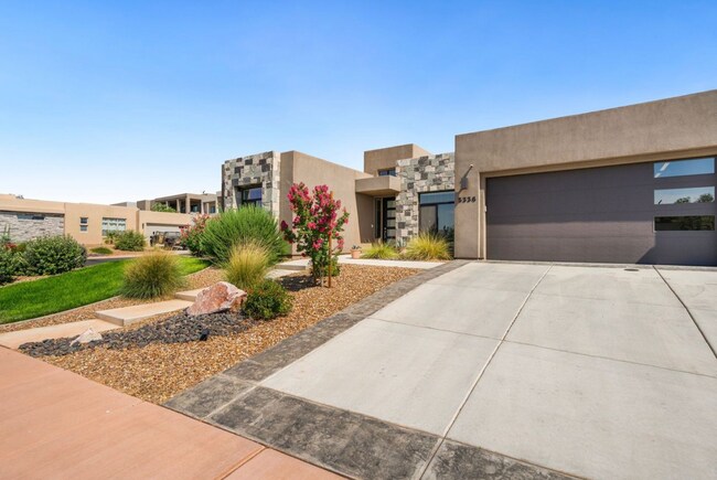 Building Photo - Luxurous 4 Bedroom Golf Course Home