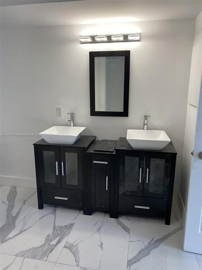 Foto del edificio - 3500 Mystic Pointe Dr