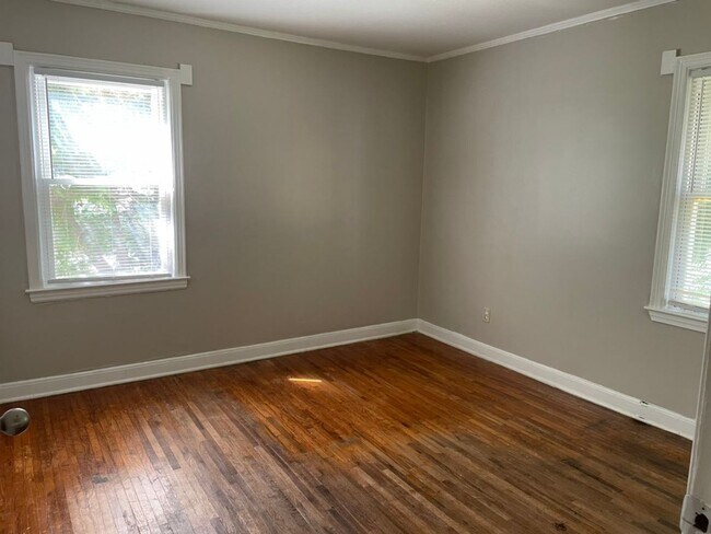 Foto del edificio - Cozy 2-Bedroom Home with Hardwood Floors & Spacious Yard