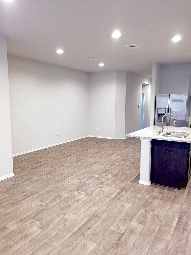 Foto del edificio - 519 Green Clover Ln