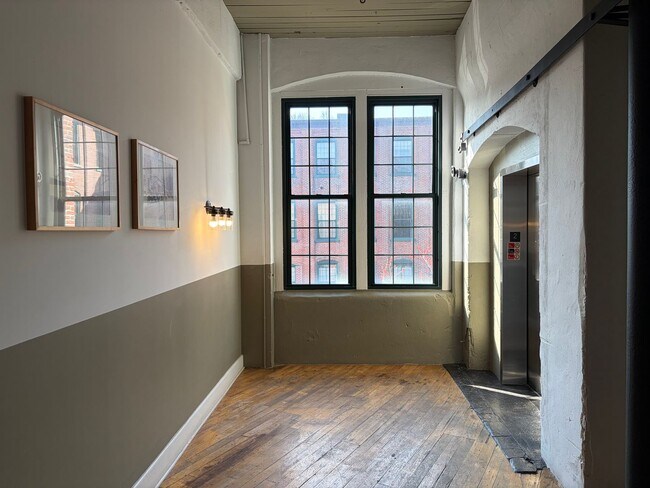 Foto del edificio - Sleek Manhattan Style Urban Condo Now Available in Byrne Lofts