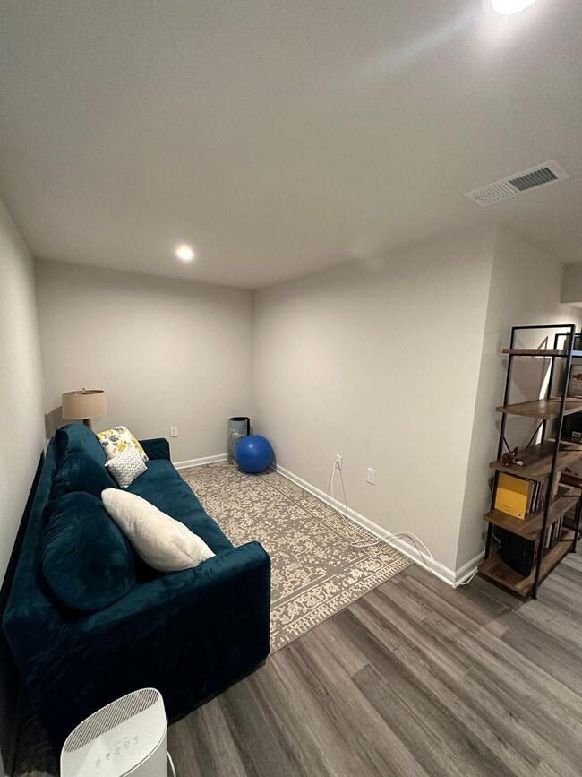 Foto del edificio - FULLY FURNISHED like-new Townhouse w/ Garage