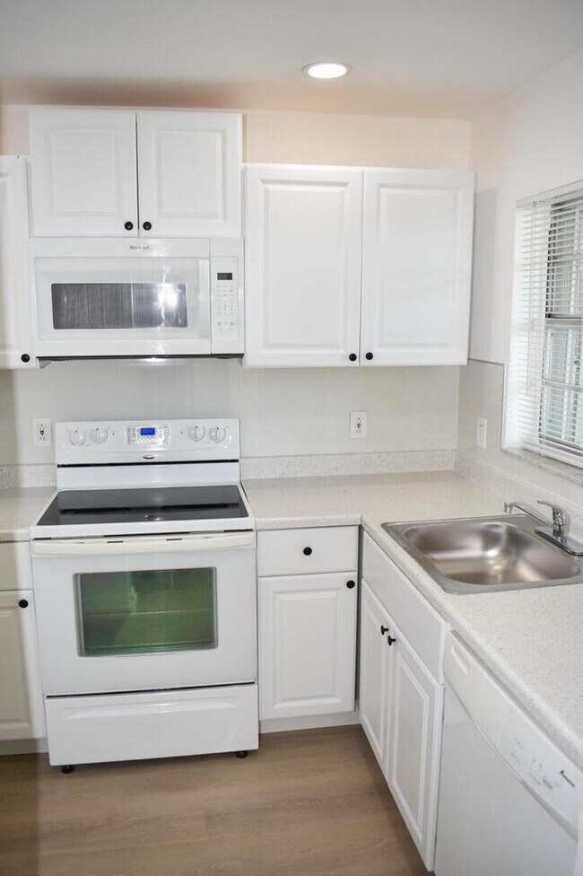 Building Photo - 1638 Embassy Dr
