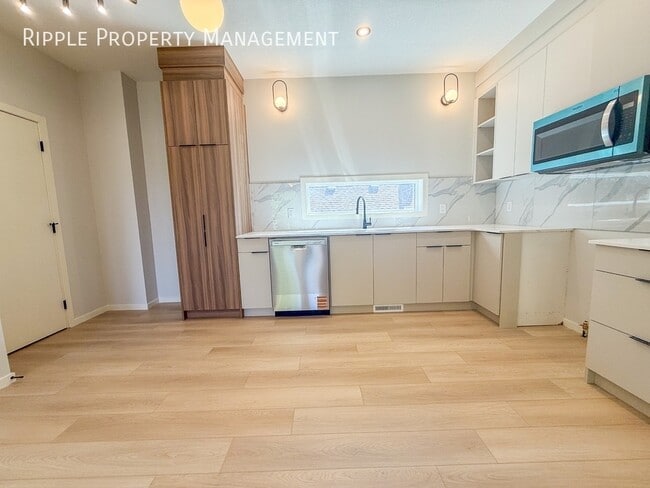 Building Photo - Modern 3 Beds, 2.5 Baths Main Floor/ Upper...
