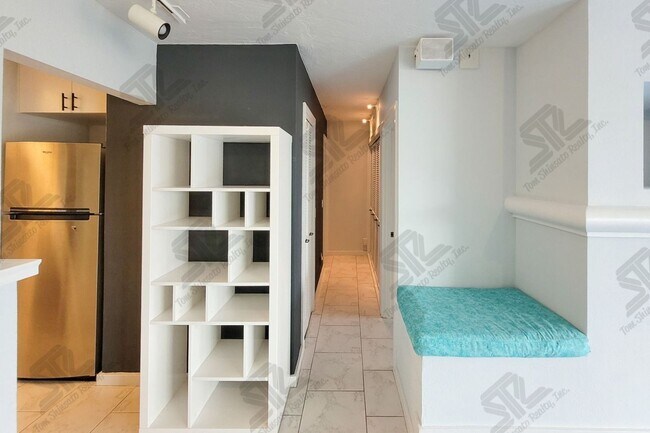 Foto del edificio - AVAILABLE 11/3/25 1BR / 1Bath / 1Pkg Condo...