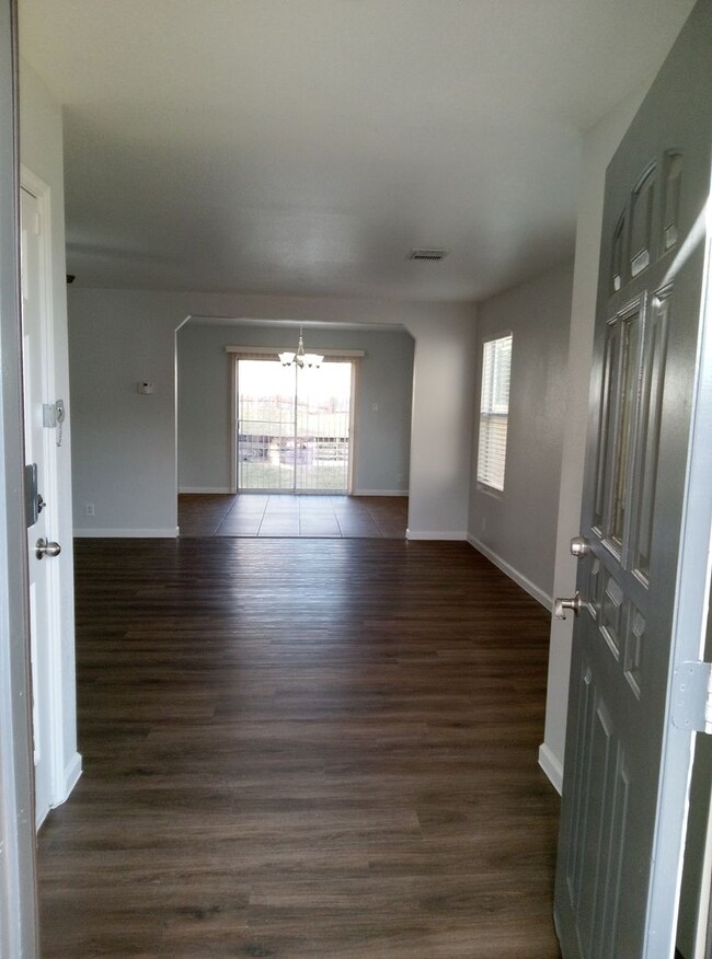 Building Photo - For Rent: Spacious 3-Bedroom Home in San A...