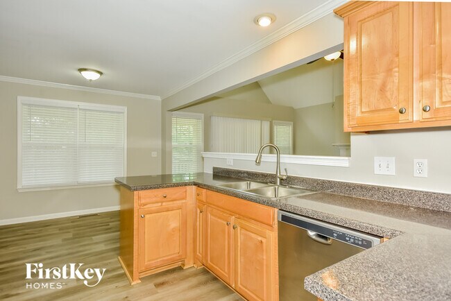 Building Photo - 554 Summit Way
