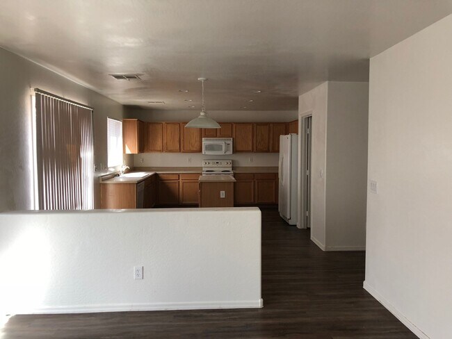 Foto del edificio - Massive 4 bedroom- 3 car garage- Large loft- Maricopa