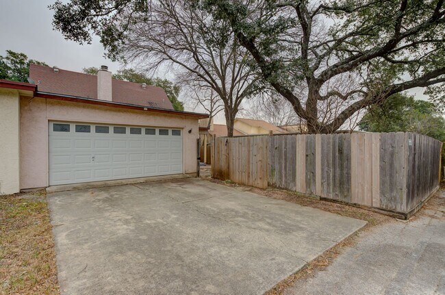 Building Photo - Charming Home with Vaulted Ceilings & Loft Near 281 & Bitters