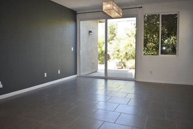 Foto del edificio - 1369 Larkspur Dr