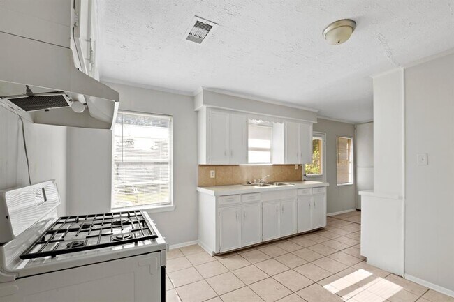Building Photo - 10506 Barada St