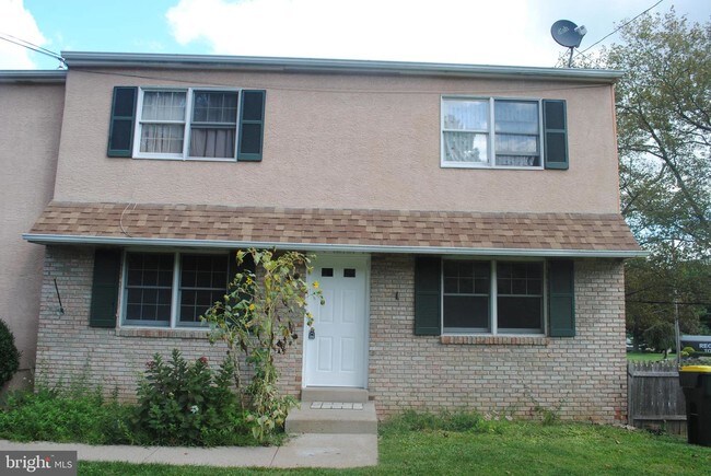 Building Photo - 1097 Russell Rd
