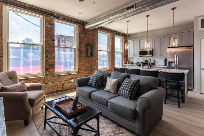 Building Photo - 1906 Elm St