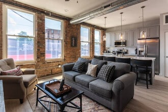 Building Photo - 1906 Elm St