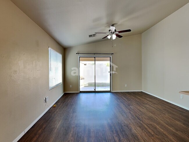 Foto del edificio - 16660 W Cottonwood Street